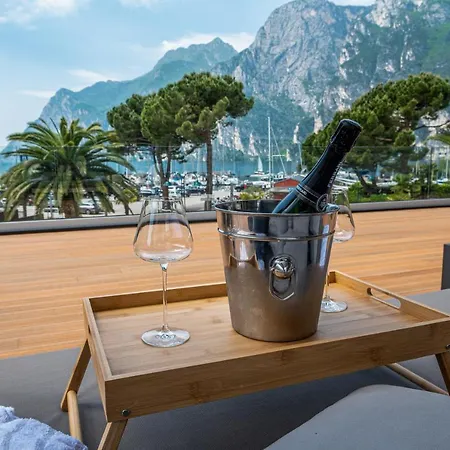 蜃景湖滨酒店 4*