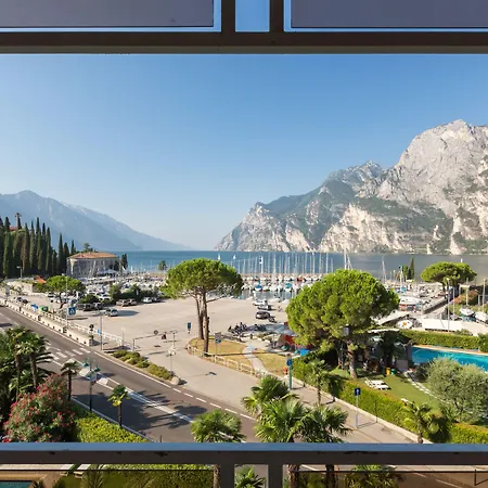 Hotel Front Mirage