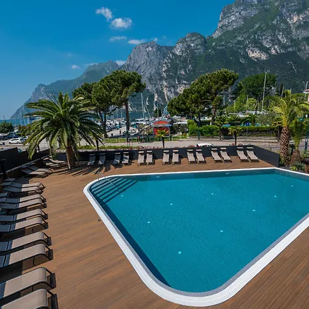 Hotel Front Mirage