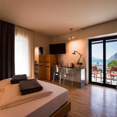 Front Mirage 4* Riva del Garda